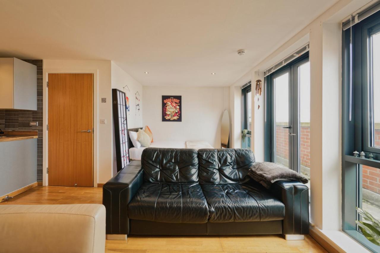 Apartment Sidemersey Livings- Convenient 1-bedroom Flat With A View,